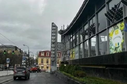 Біля Житнього ринку відремонтували тротуар і облаштували паркувальну &laquo;кишеню&raquo;