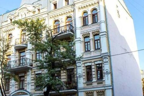 На памятнике архитектуры на Подоле появилась надстройка: открыто производство