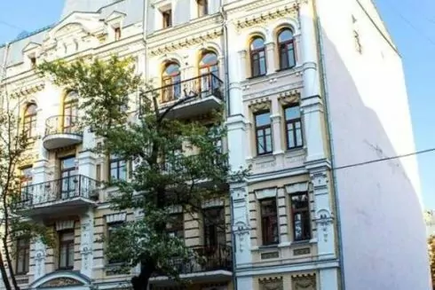 На памятнике архитектуры на Подоле появилась надстройка: открыто производство