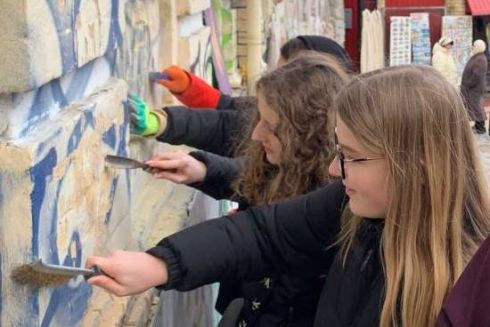 Активисты собрались, чтобы отмыть от граффити памятник на Андреевском спуске