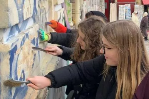 Активісти зібралися, щоб відмити від графіті памʼятку на Андріївському узвозі