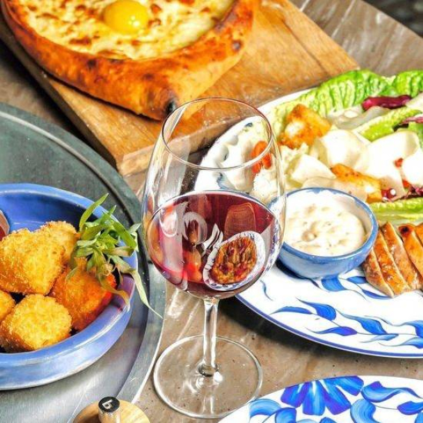 Біля палацу «Україна» відкрили «Необістро грузинської кухні» «Такахулі»