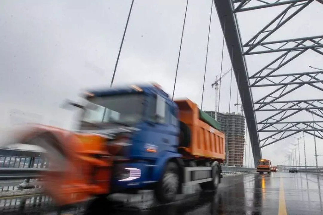 Рух Подільсько-Воскресенським мостом відкрили, але не для всіх: хто може там їздити