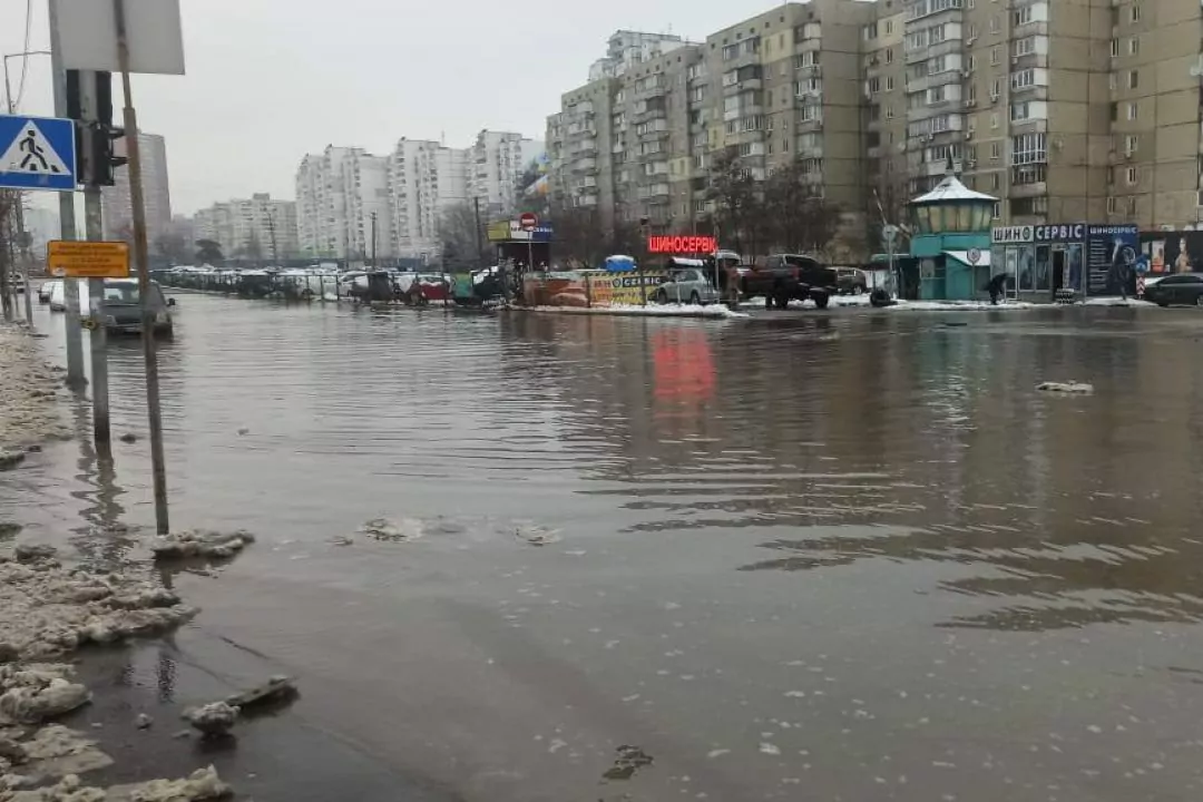 У Дарницькому районі затопило вулицю через падіння будівельного крана