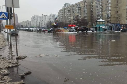 У Дарницькому районі затопило вулицю через падіння будівельного крана