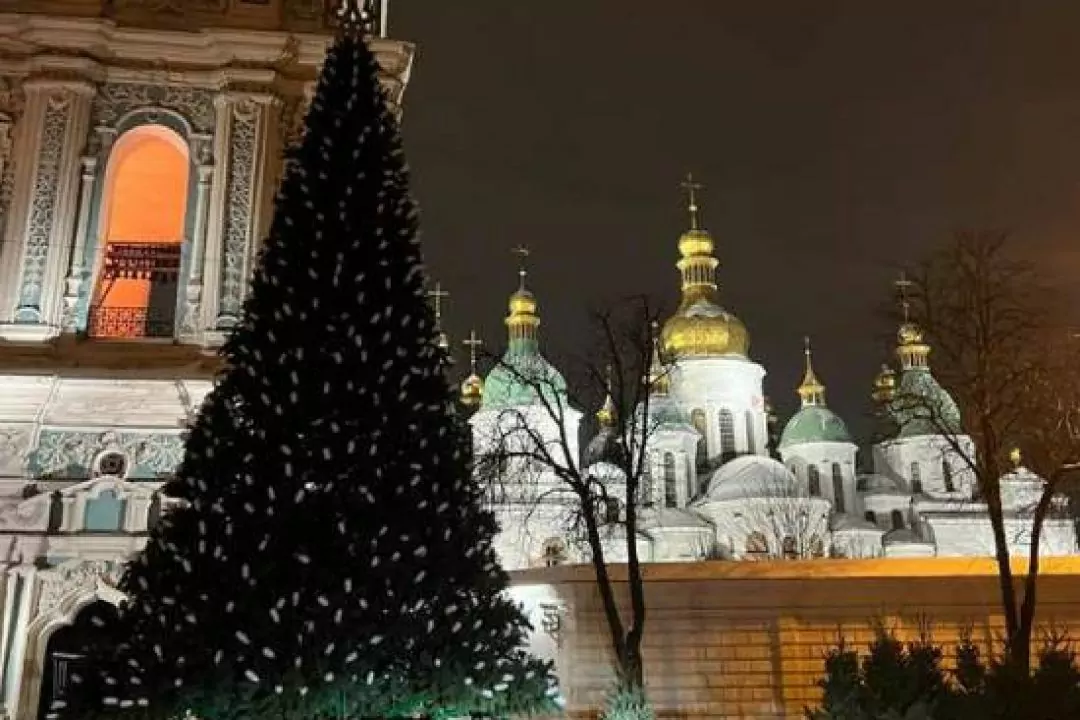 На Софійській площі в Києві встановили новорічну ялинку