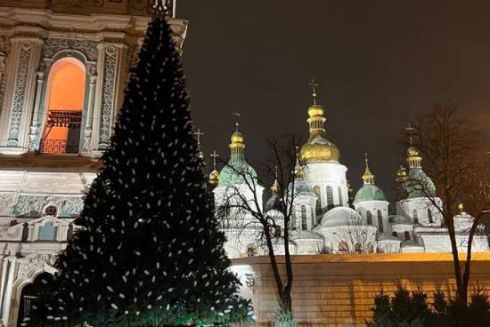 На Софийской площади в Киеве установили новогоднюю елку