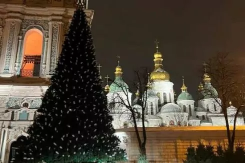 На Софийской площади в Киеве установили новогоднюю елку