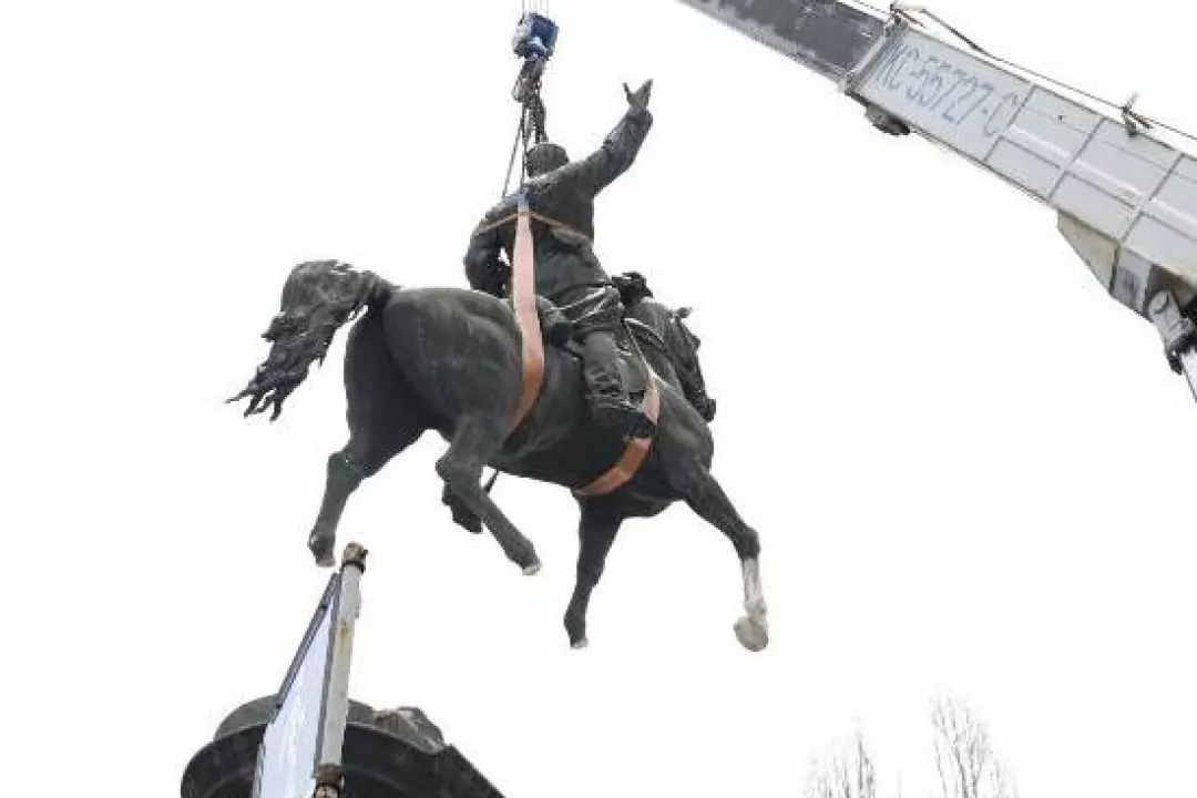 Демонтаж пам&rsquo;ятника Миколі Щорсу у Києві завершився