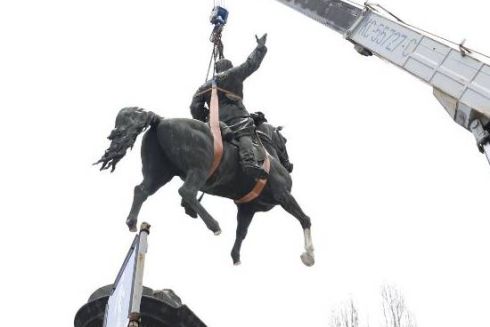 Демонтаж памятника Николаю Щорсу в Киеве завершился