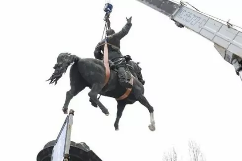 Демонтаж пам&rsquo;ятника Миколі Щорсу у Києві завершився