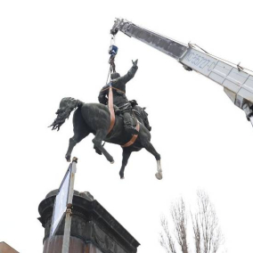 Демонтаж памятника Николаю Щорсу в Киеве завершился
