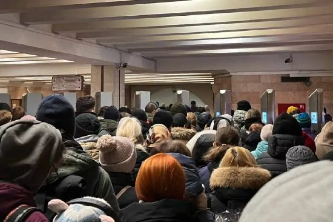 Закриття станцій &laquo;синьої&raquo; гілки спричинило великі черги на метро &laquo;Либідська&raquo;: фото