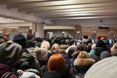 Закриття станцій &laquo;синьої&raquo; гілки спричинило великі черги на метро &laquo;Либідська&raquo;: фото