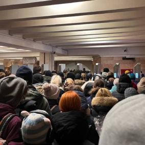 Закрытие станций «синей» ветви повлекло за собой большие очереди на метро «Лыбидская»: фото