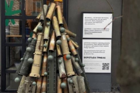 У Києві встановили ялинку з відпрацьованого боєкомплекту