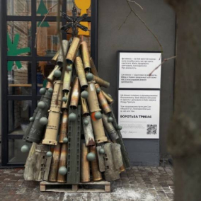 В Киеве установили елку из отработанного боекомплекта