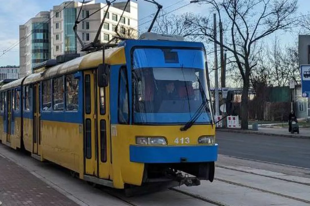 Не вистачило місця: на Дегтярівському шляхопроводі не встановили трамвайні платформи