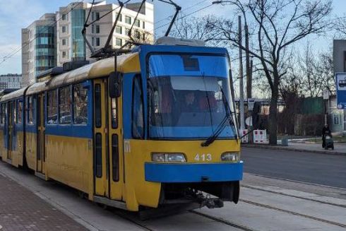 Не вистачило місця: на Дегтярівському шляхопроводі не встановили трамвайні платформи