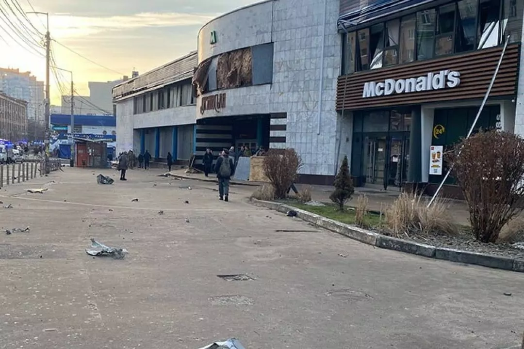 Масована атака на Київ: пошкоджена будівля станції метро, є загиблі та поранені