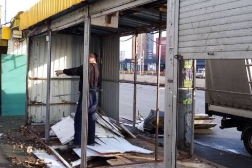 Біля метро &ldquo;Почайна&rdquo; демонтують МАФи: фото