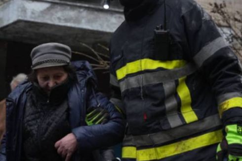 Біля постраждалої від ракетної атаки багатоповерхівки на Солом’янці розгорнули пункт допомоги