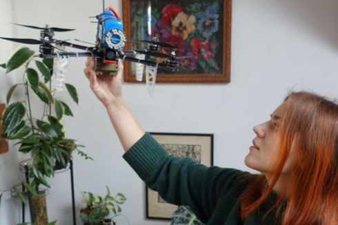Ювелірна майстриня із Чернівців виготовляє FPV-дрони вдома. Перші з них уже на передовій