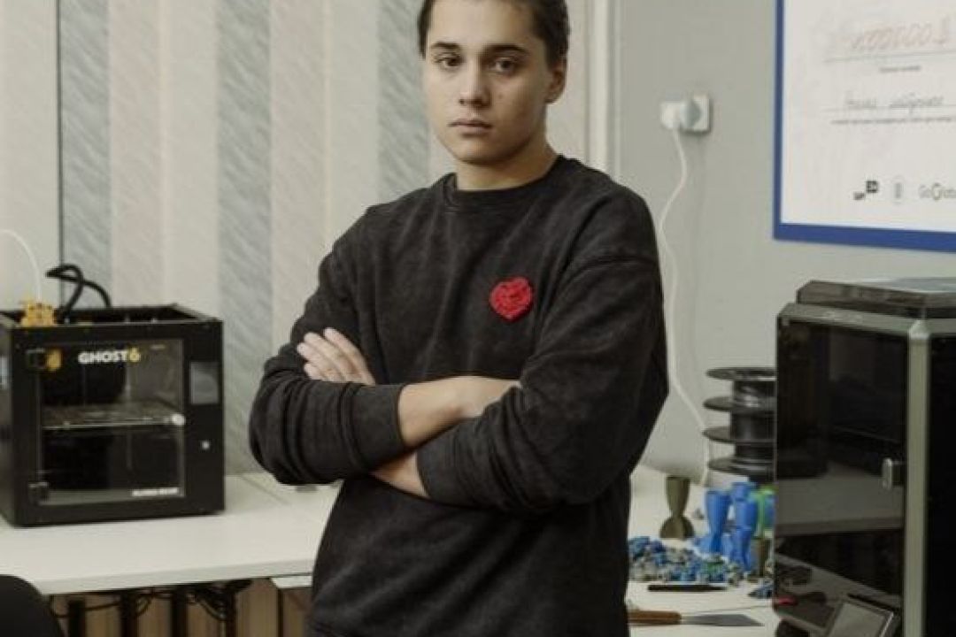 Підліток із Київщини збирає пластик і друкує з нього деталі для дронів на 3D-принтері