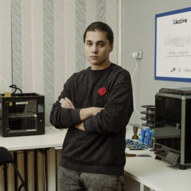 Підліток із Київщини збирає пластик і друкує з нього деталі для дронів на 3D-принтері