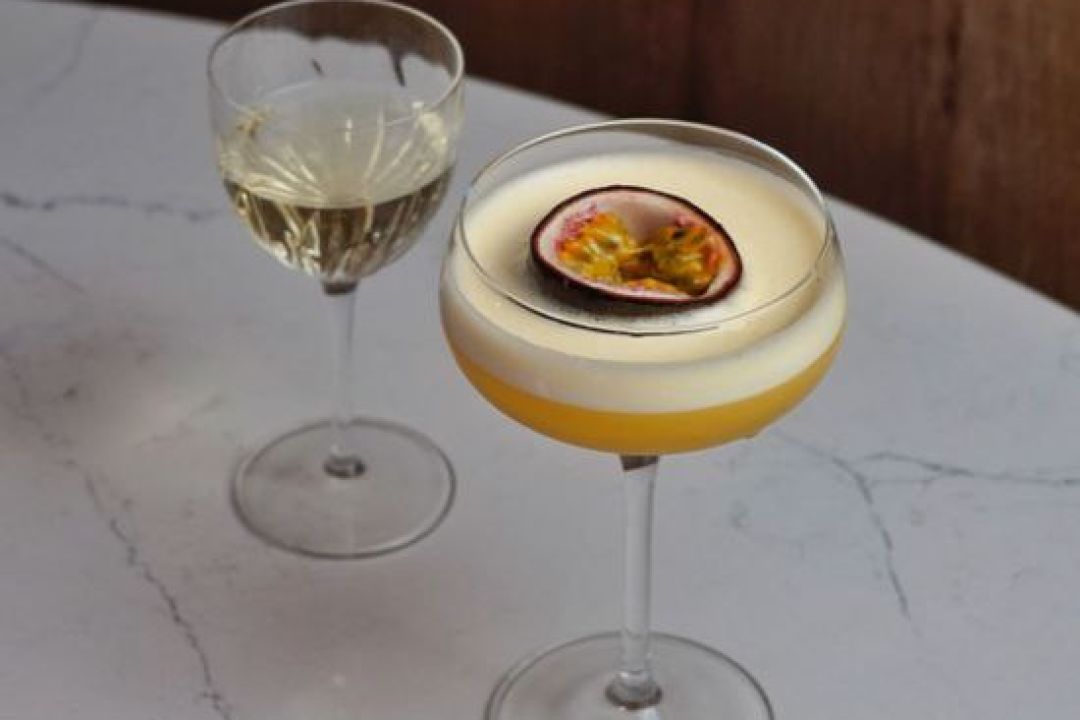 На Шота Руставелі запрацювало кафе Rebecca Kitchen & Bar зі сніданками й коктейлями