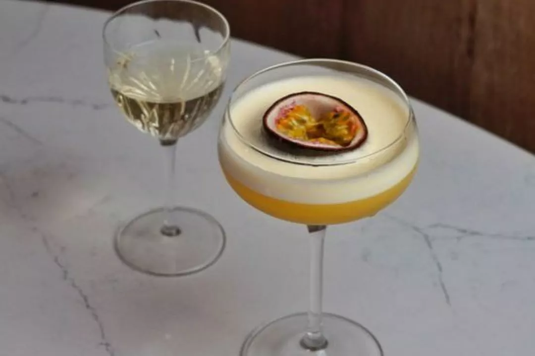 На Шота Руставелі запрацювало кафе Rebecca Kitchen & Bar зі сніданками й коктейлями