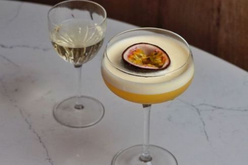 На Шота Руставелі запрацювало кафе Rebecca Kitchen & Bar зі сніданками й коктейлями