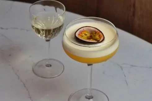 На Шота Руставелі запрацювало кафе Rebecca Kitchen & Bar зі сніданками й коктейлями