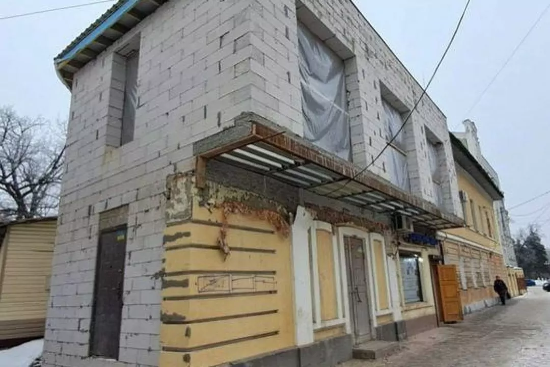 До історичного будинку в центрі Полтави зводять поверх із газоблоків