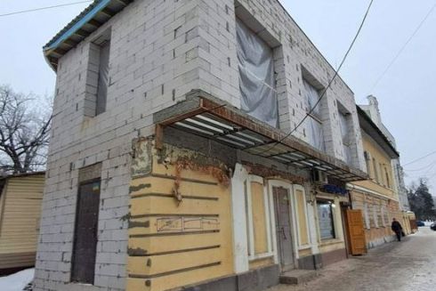 До історичного будинку в центрі Полтави зводять поверх із газоблоків