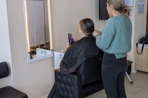 У Броварах відкрили безкоштовну перукарню для переселенців