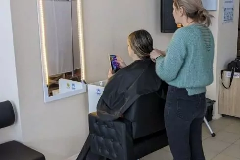 У Броварах відкрили безкоштовну перукарню для переселенців