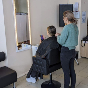 У Броварах відкрили безкоштовну перукарню для переселенців
