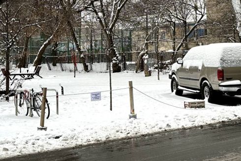 Активісти унеможливили незаконне паркування біля Самосаду на Подолі