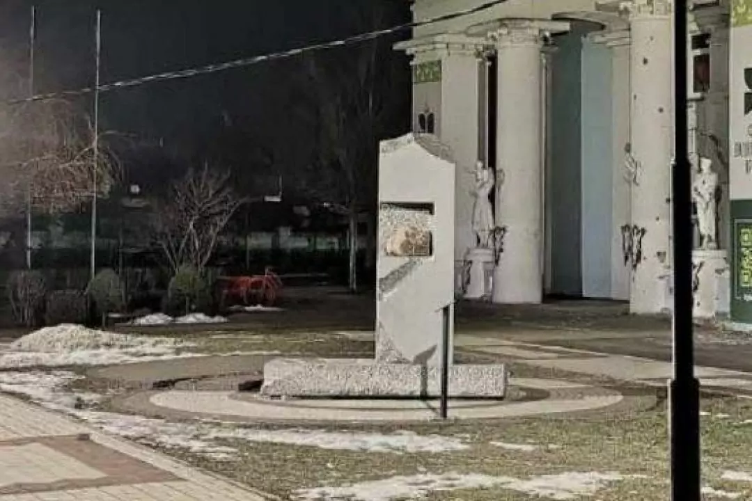 В Ірпені зробили освітлення біля зруйнованого росіянами Будинку культури