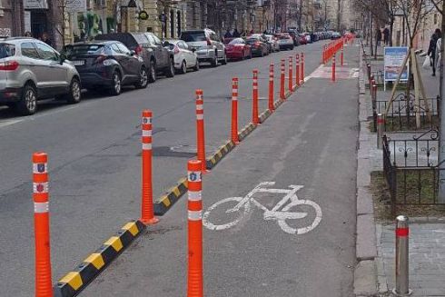 Велосмугу на Рейтарській додатково захистили стовпчиками