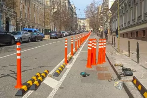 На вулиці Лисенка відокремлюють велосмугу: фото