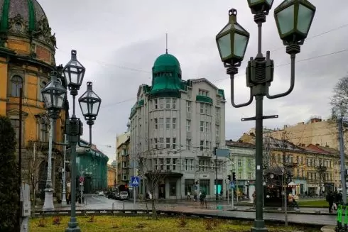 У Львові реставрують старі ліхтарі на проспекті Свободи