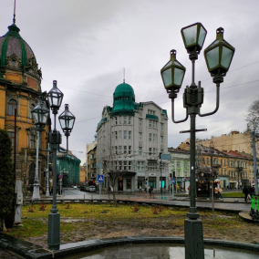 У Львові реставрують старі ліхтарі на проспекті Свободи