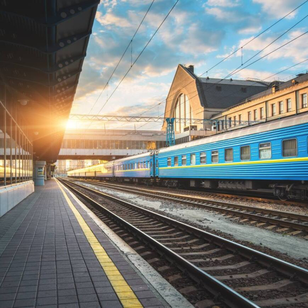 За рік "Укрзалізниця" зробила інклюзивними десятки поїздів та вокзалів: подробиці