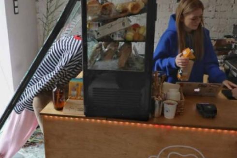 Фото дня: Бариста після вибухів у Києві продовжує готувати каву в потрощеному кафе