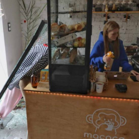 Фото дня: Бариста після вибухів у Києві продовжує готувати каву в потрощеному кафе