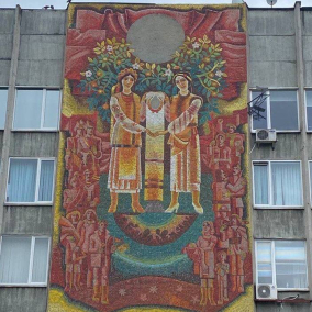 У Львові цінну мозаїку закрили рекламним банером