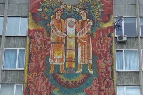 У Львові цінну мозаїку закрили рекламним банером