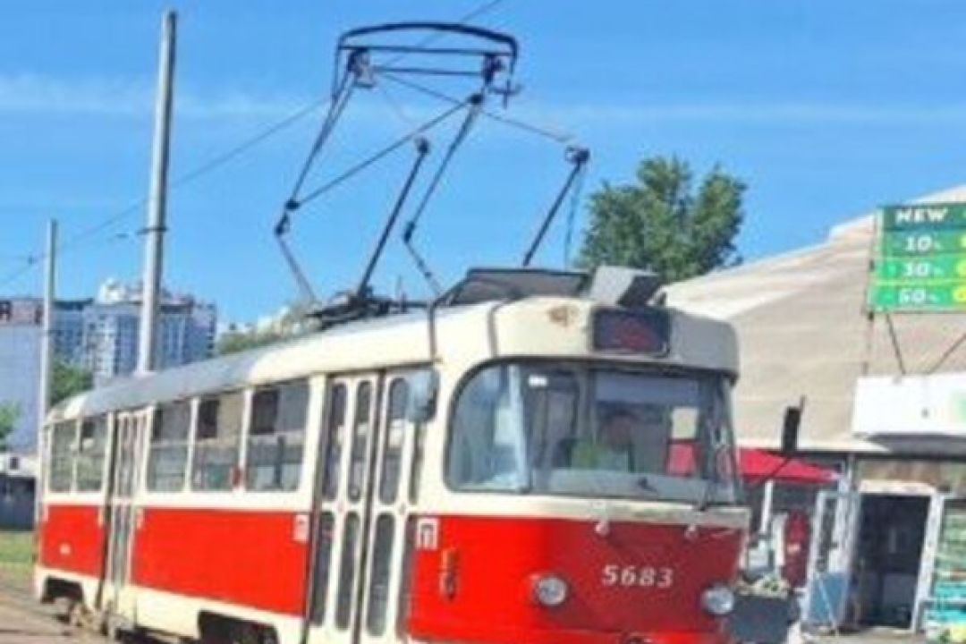 На "Позняках" почали демонтовувати МАФи після аварії з трамваєм